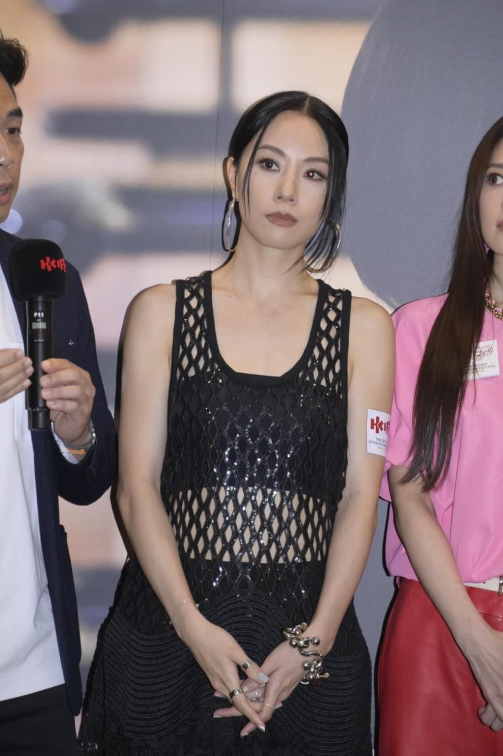 星岛：邓丽欣做方力申红馆个唱嘉宾要问准男友强调爱自由生仔免谈邓丽欣（Step