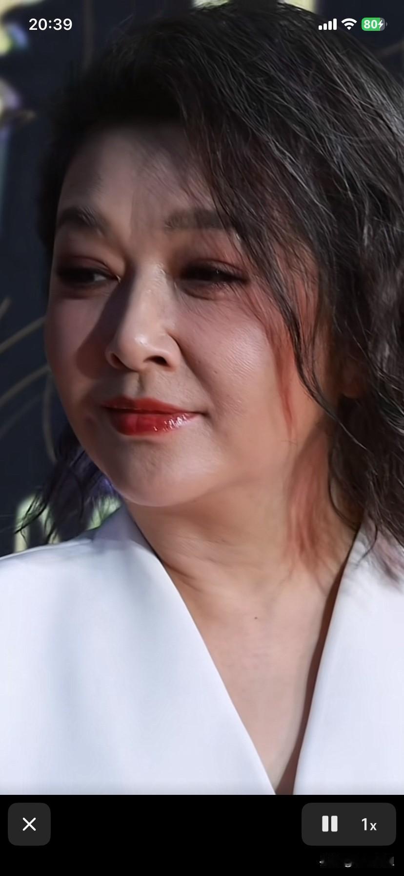 不敢相信，曾经风靡一时的美丽大方的江珊，怎么变成一个膀大腰圆的大妈样儿了！一点