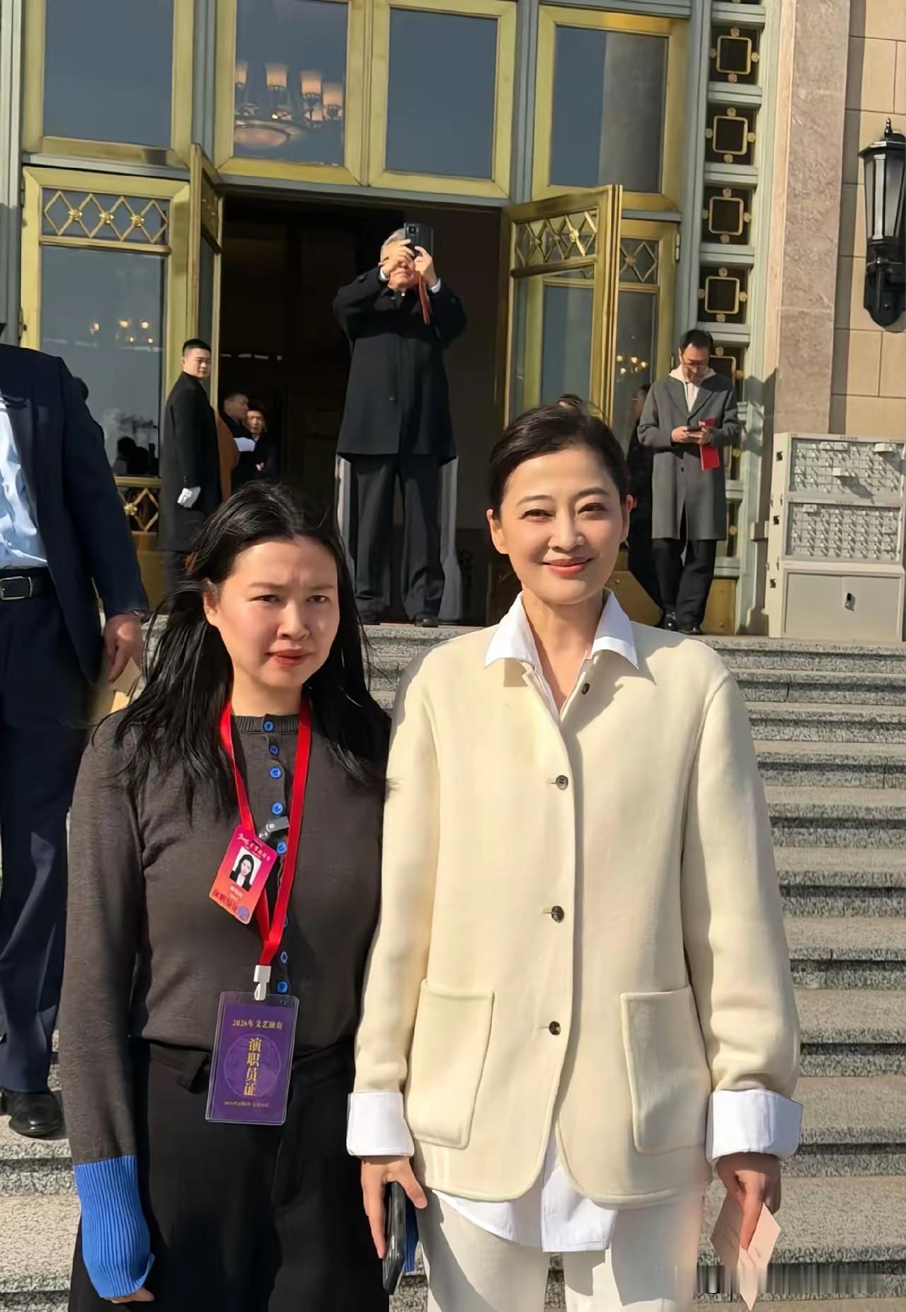 果然明星就是不一样啊，你看梅婷的颜值和气质，一看就是特别的独特，皮肤白的发光，穿