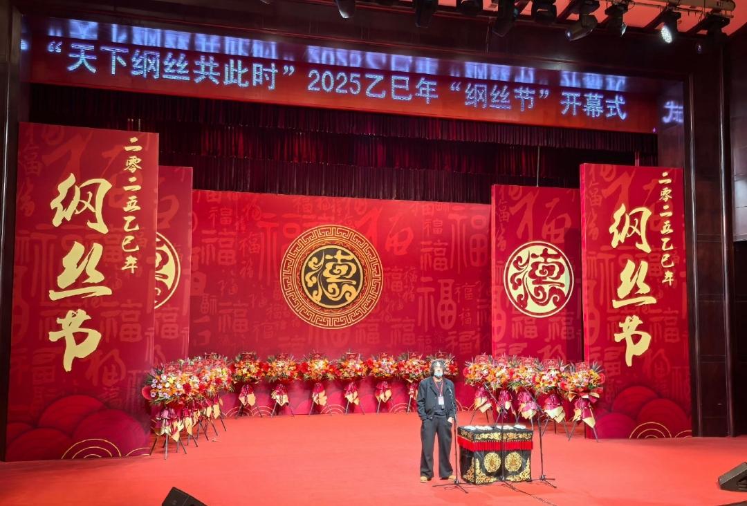 郭德纲压力应该不小。之前媒体爆料，郭德纲因为相声段子低俗被举报了，甚至被北京相