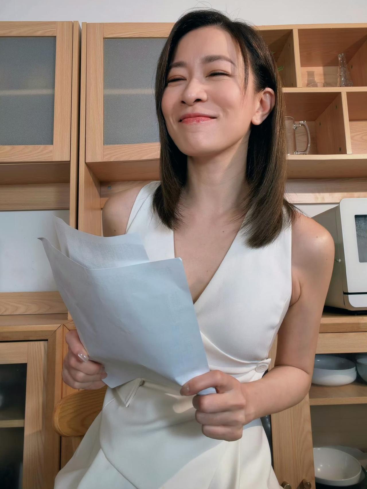 果然，热爱工作的佘诗曼，状态特别好！51岁的她，凭借自身魅力，在炎炎的夏日里