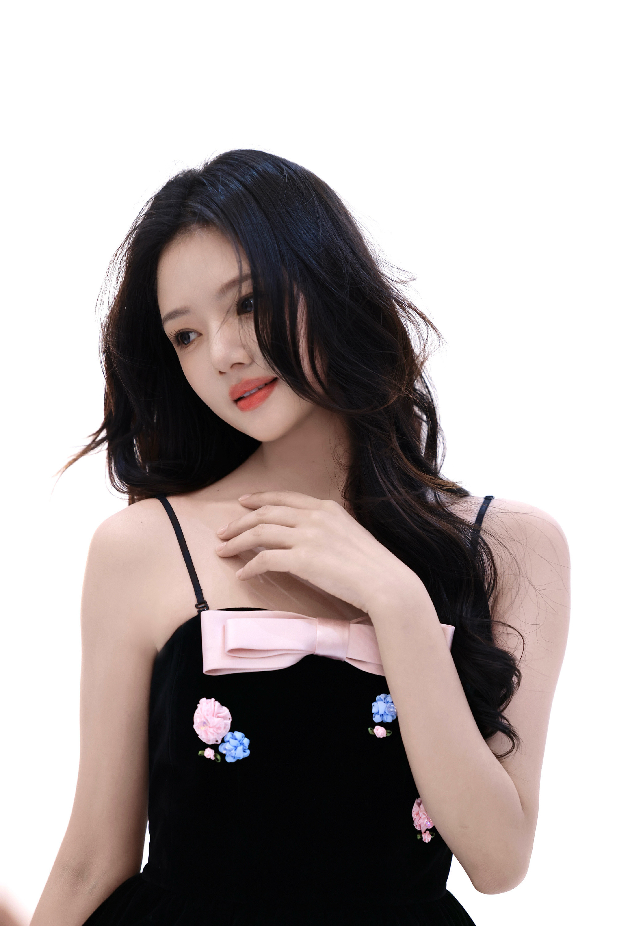 任敏珍珠美人任敏好清透的美任敏这身珍珠缎面造型太惊艳✨，一字肩搭配珍珠配饰尽显优