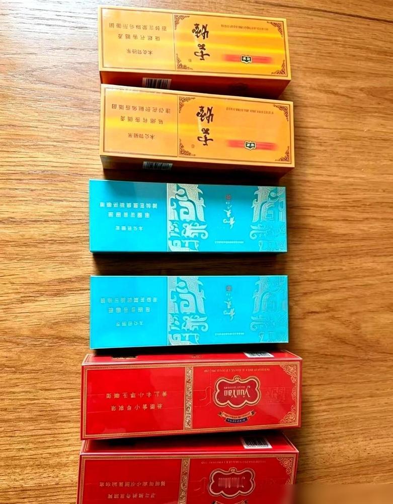 6条烟摆在桌上。这事搁十年前我也干过，当时觉得挑最贵的那条是给家里长脸，多大