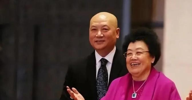 1990年，49岁的女富豪陈丽华嫁给了38岁的迟重瑞。新婚之夜，迟重瑞小心翼翼的