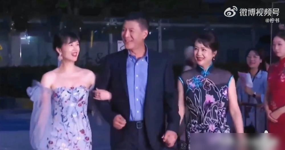 女儿要离婚，亲妈死活不同意，继父发话了。你跟妈说，真的过不下去了，没什么大