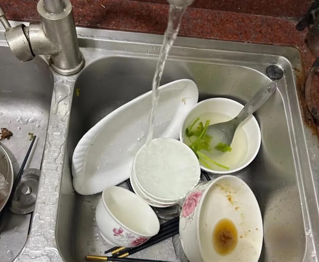 昨天晚上我做好饭,刚端上桌儿子儿媳妇就下班回来了,他们洗洗手正准备吃饭呢,看我没