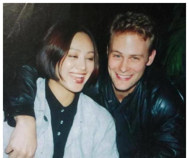 1997年，宁静嫁给外籍演员保罗，去保罗家看公公婆婆。婆婆说：感谢你嫁到我们家。