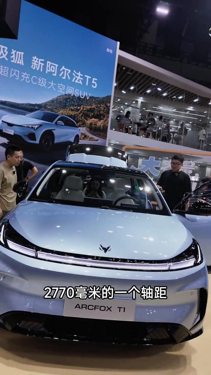 2025成都车展极狐T1。A0级市场现在也是卷出花来了，2770毫米的轴距，母