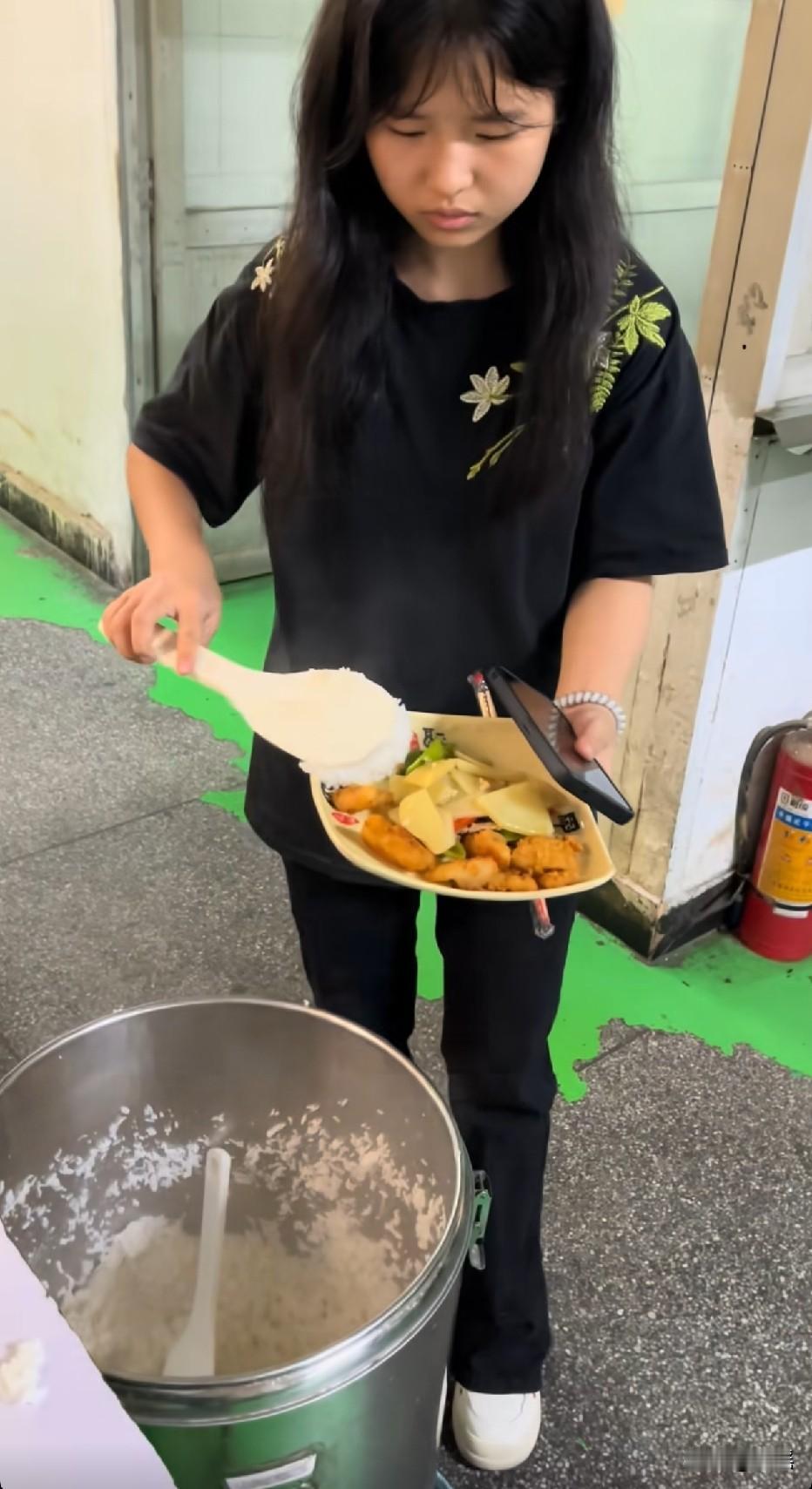 小妹妹米饭不要钱的啊，那么一点点能吃饱吗[捂脸哭][捂脸哭]