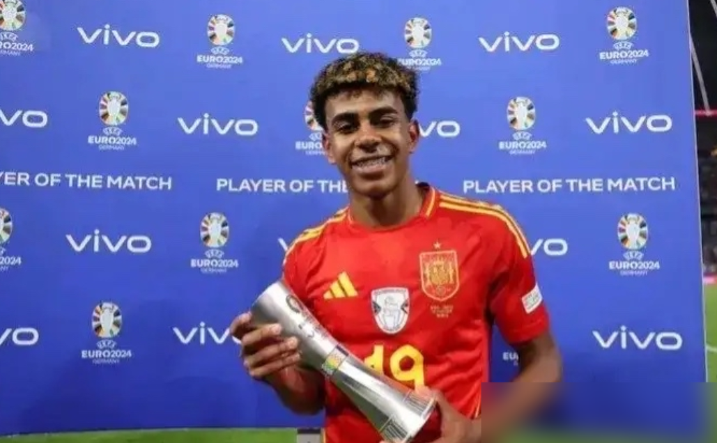 足坛又翻出个天价旧瓜！2024年巴黎给巴萨17岁的亚马尔开了2.5亿欧报价，