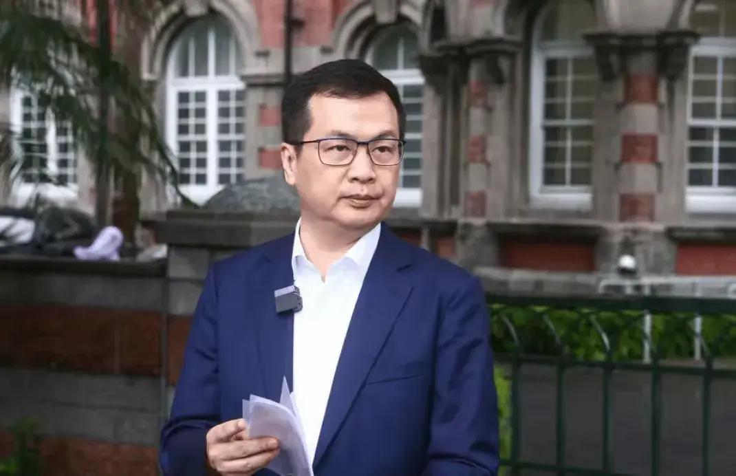 罗智强22日表示，”卓荣泰如果不敢在电视上辩论就不要喊，建议加一场由民进党主席对