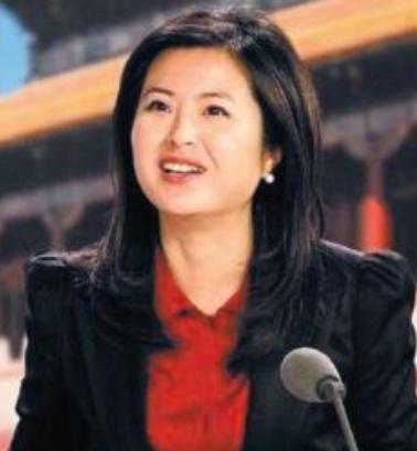 42岁的央视主持人张泉灵辞去工作后，趁着60岁的丈夫不注意，带着存款147万，前