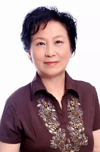 范增四个老婆，个个都是人中龙凤。第一任：林岫，曾任中国书协副主席。第二任：边