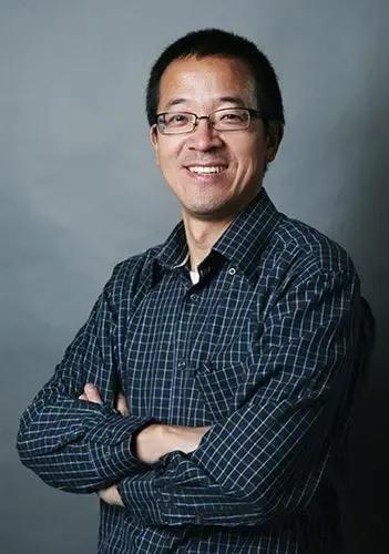 俞敏洪是中国企业家中的另类，独一份。印象中只有他一人，管不住下属，好多下属出来挑