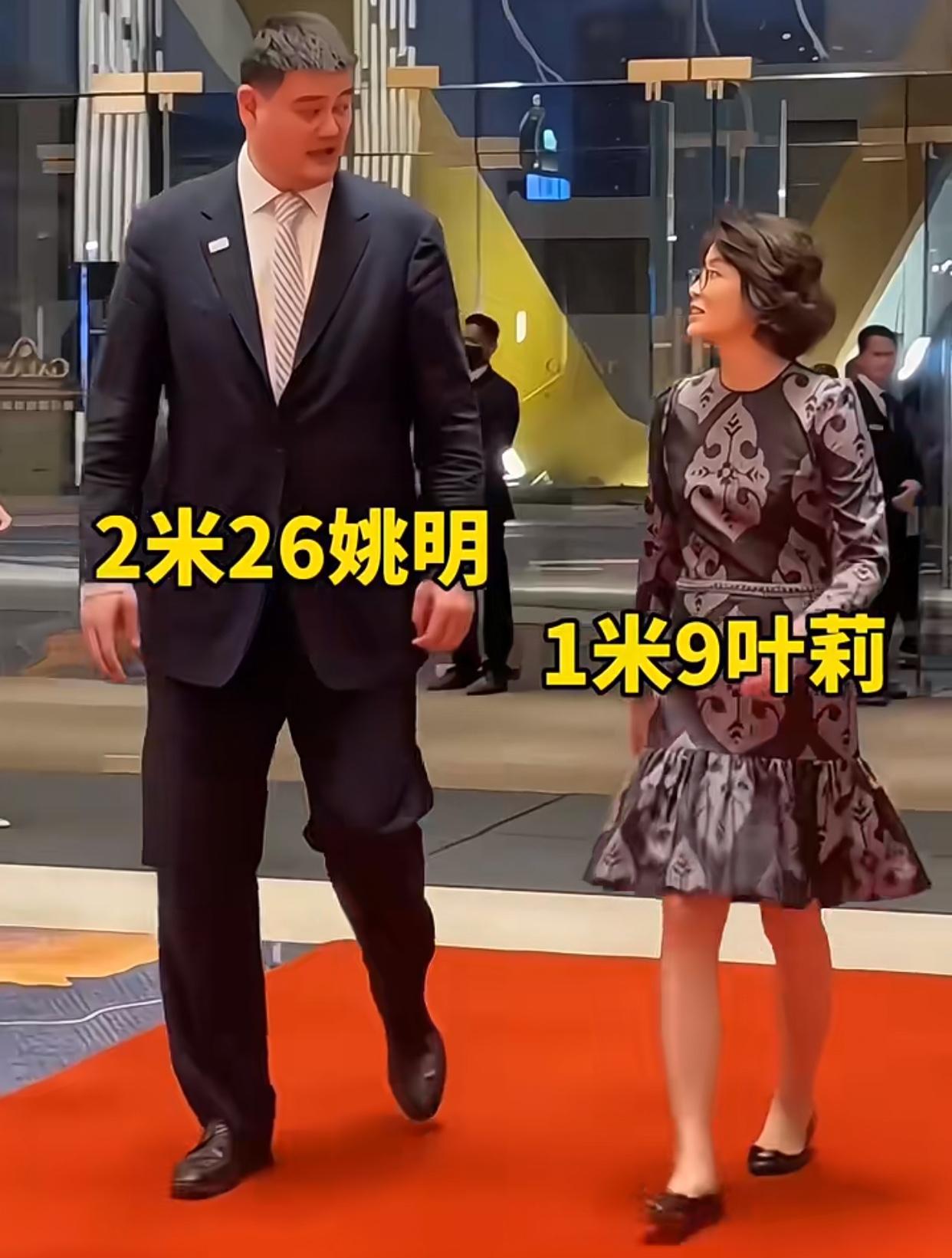 果然还是看在谁的身边，现实中都不敢想一米九的女生啥样，叶莉在姚明身边也是娇小