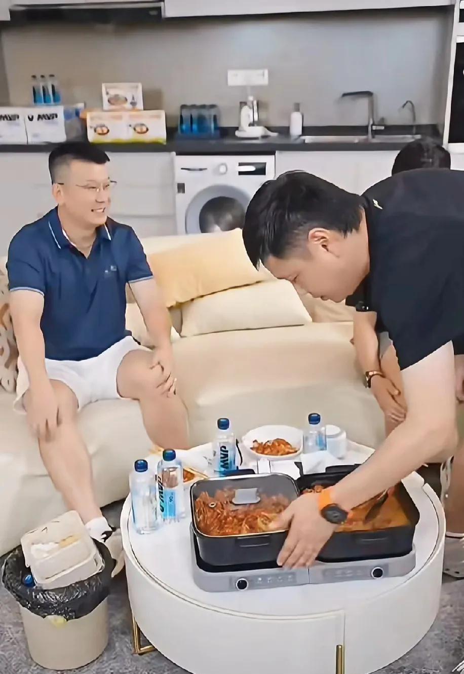 三个老帅哥笑死人，直播间煮了个寂寞！还是陈玘聪明，提示Coco锅放反了，养猪的