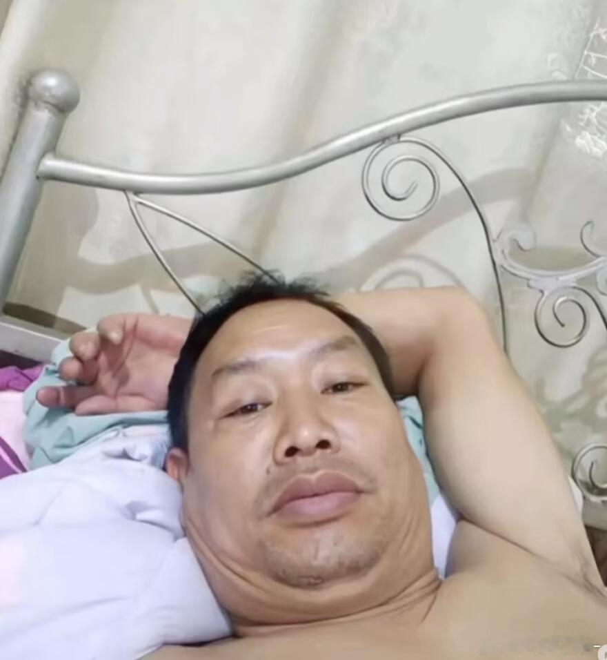 普通人躺着自拍vs王一博躺着自拍没有对比也有伤害