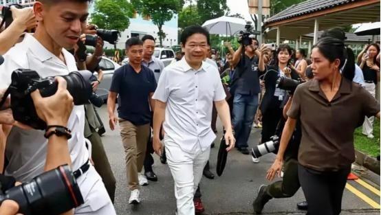 新加坡总理黄循财曾表示：“当今世界，没有任何国家可以替代美国。”可真正值得追问的