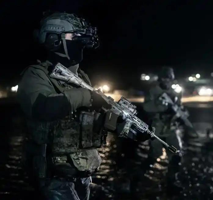 一支美军突袭世卫组织大楼，抢走星条旗后连夜返航，此举为白宫多赚几亿美元！20