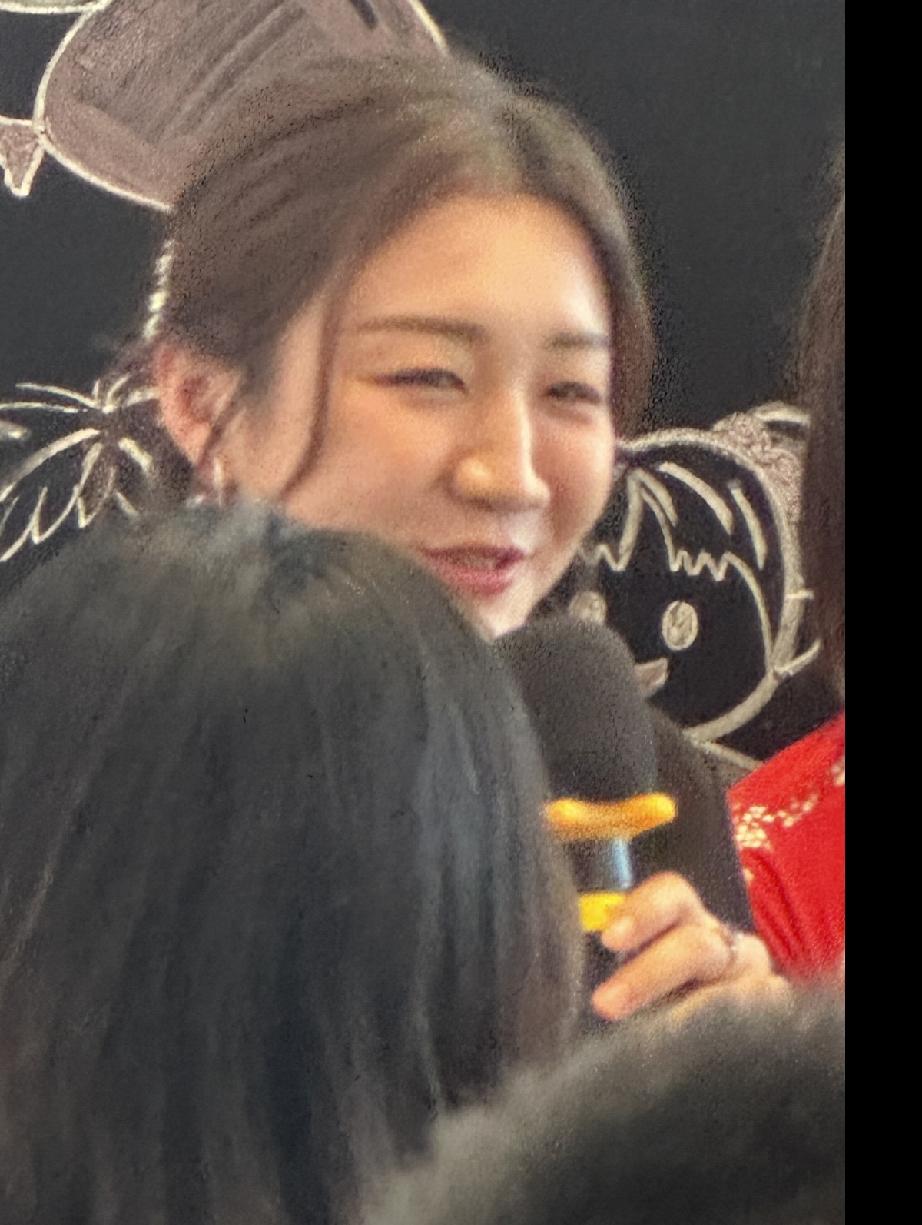 6月1日，陈梦北京线下扫楼，胖了不少有了婴儿肥，大腿粗膝盖褶子多，看来她最近活动