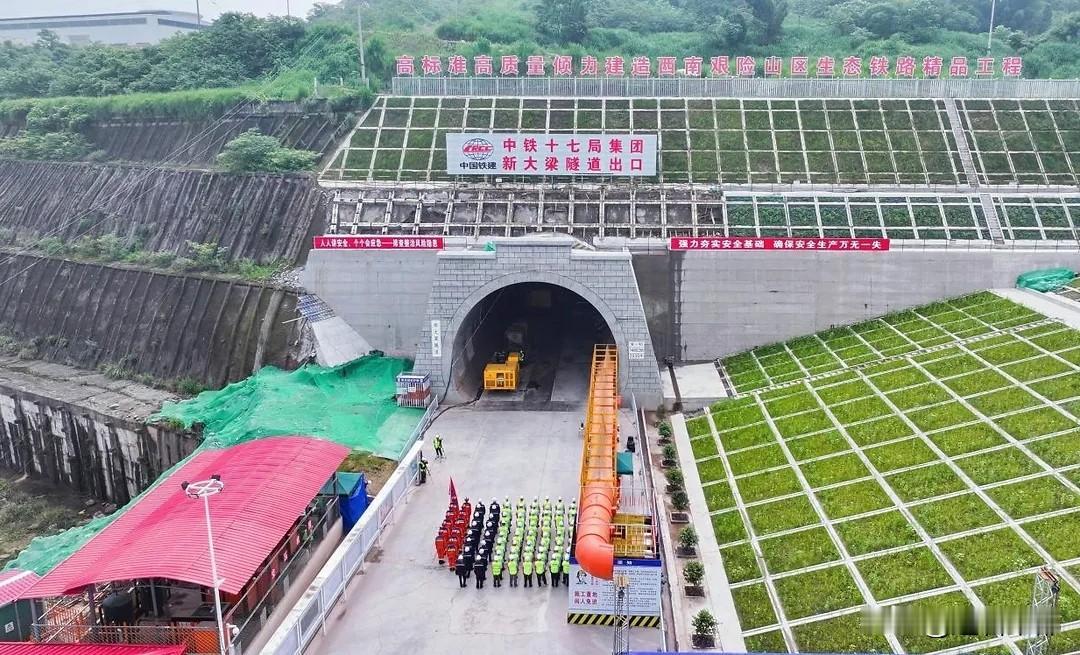 7月5日，宜涪高铁再传重磅捷报！中铁十七局承建的站前5标隧道掘进成功突破5000