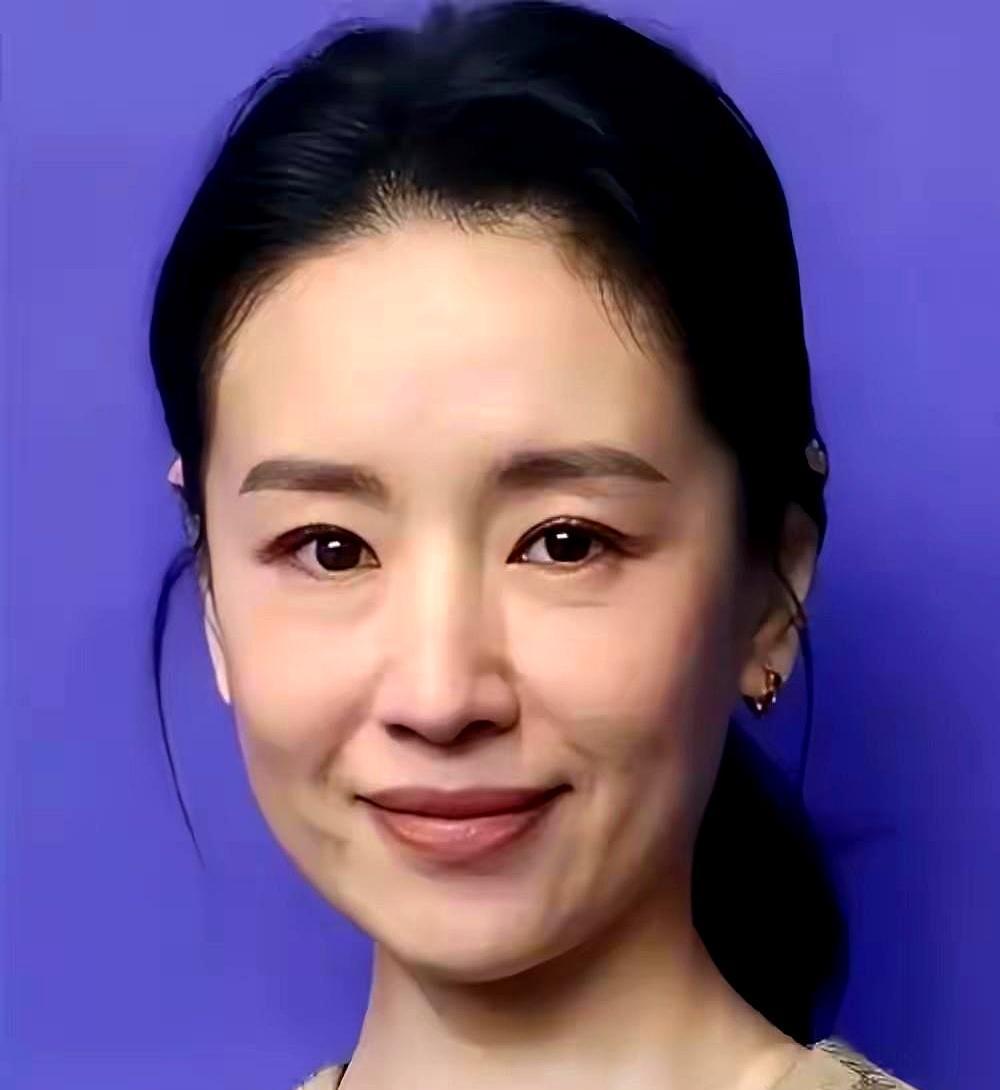 一边是菜园养鸡，素颜逛夜市；一边是爆款剧不断，口碑翻红。同一场风波，十年后境