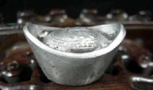 洪武年间，三品官员曾秉正被朱元璋罢了官。为人清廉的他，穷到没钱回家，所以他卖了女