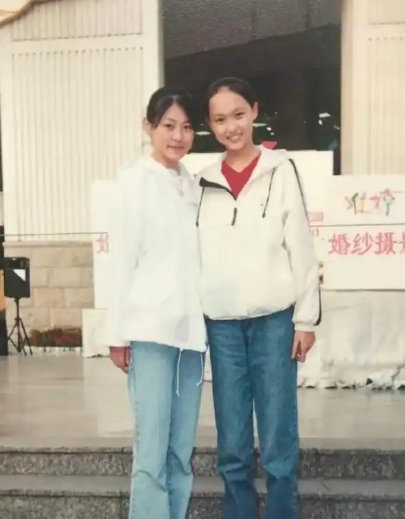 唐嫣旧照被高中同学曝光，一度被吐槽颜值不如同班女生，如今对比照片整没整容一目了然