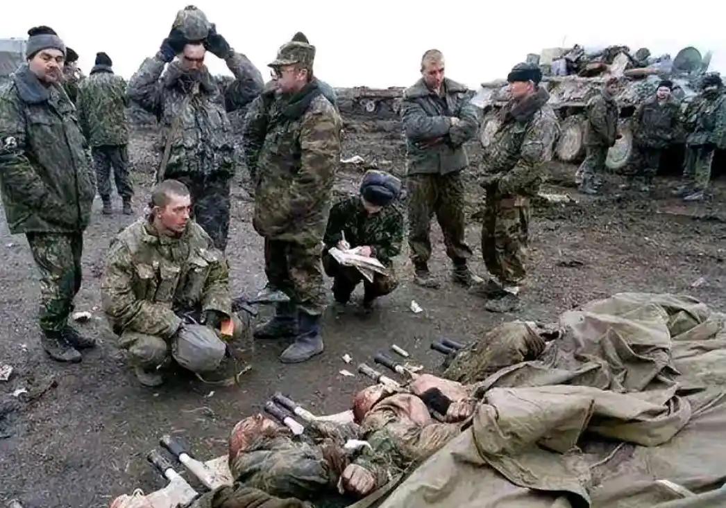 【亲手割下战友头颅：乌士兵被迫肢解战友遗体为遗属换抚恤金】乌克兰军中有时会出现