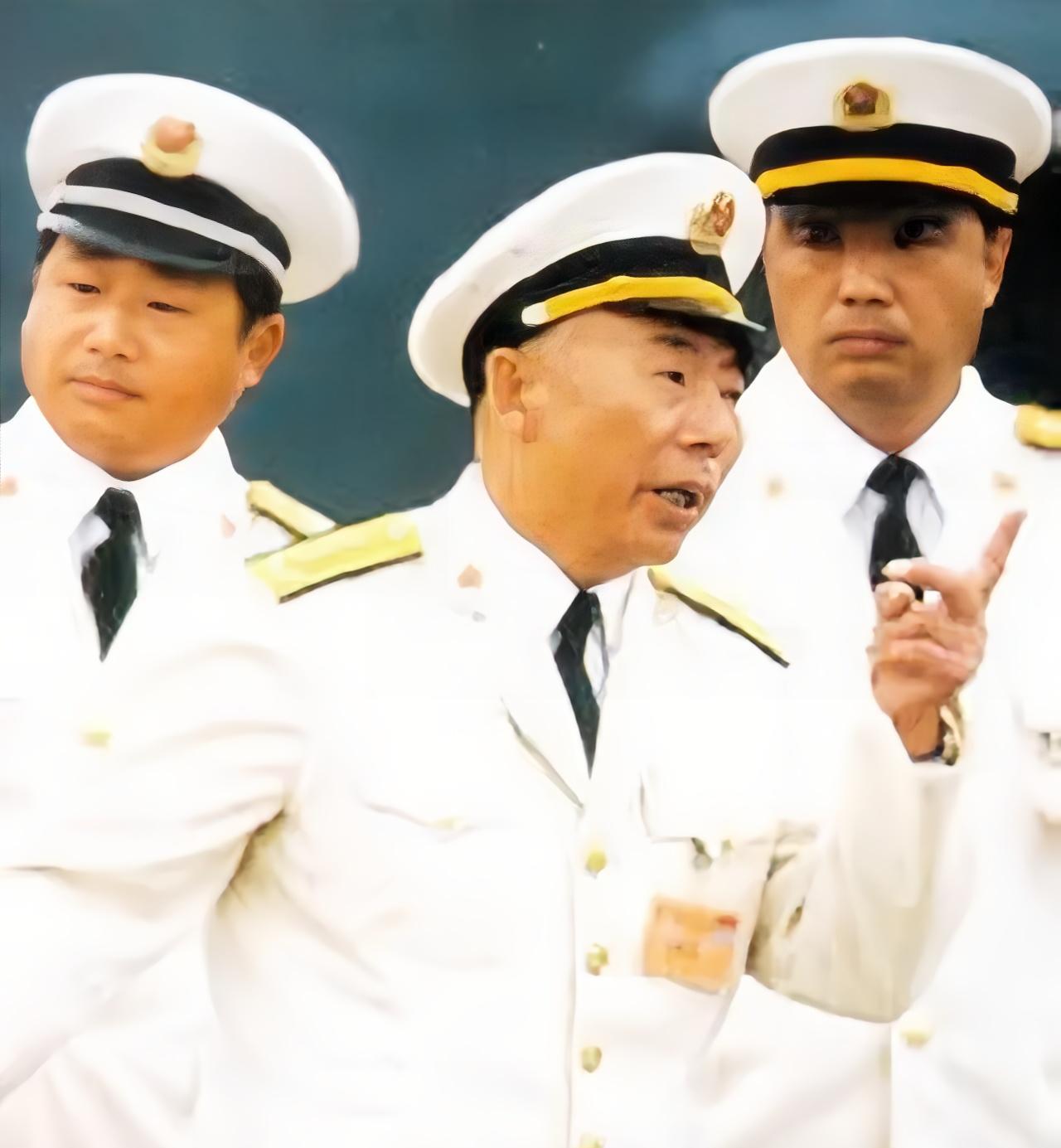 原海军司令员张连忠到某地视察，听说地方一些公司开业，总邀请部队的将军去剪彩。张连