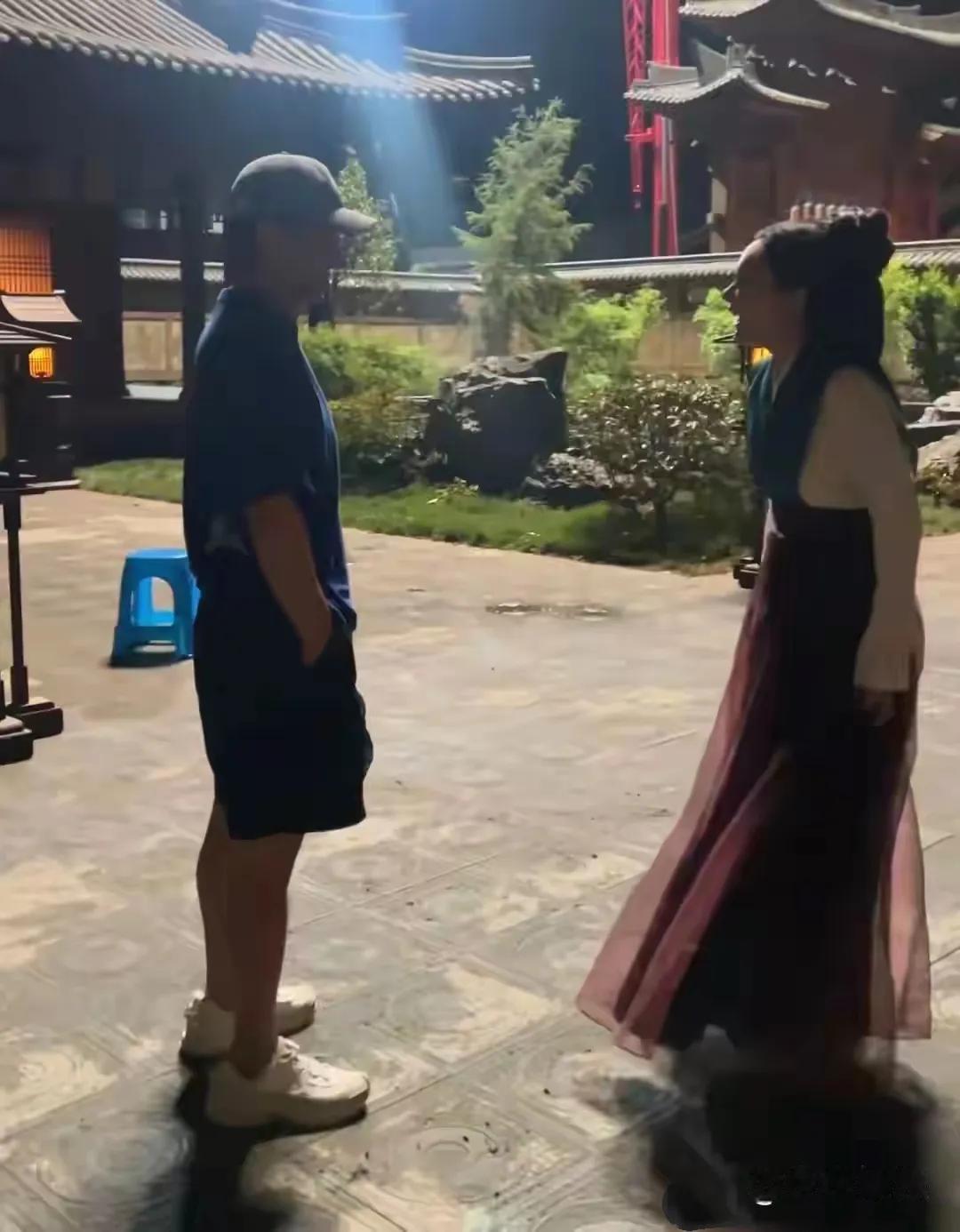 郭晓冬前往横店探班，这突如其来的惊喜让47岁的程莉莎瞬间化身“小娇妻”。一见到老