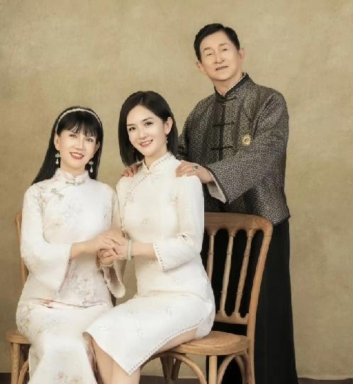 谢娜妈妈，激动落泪！9月6日下午，谢娜在社交平台发文，从文字中不难发现，谢娜