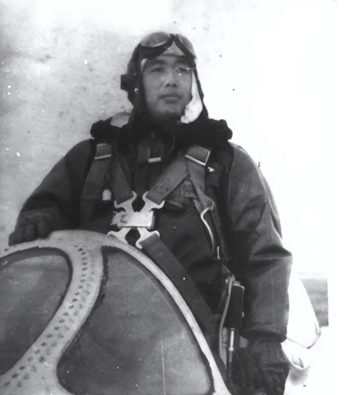 🌞1951年，志愿军飞行员华龙毅在执行空中预备队任务时，忽然听到战友的呼救