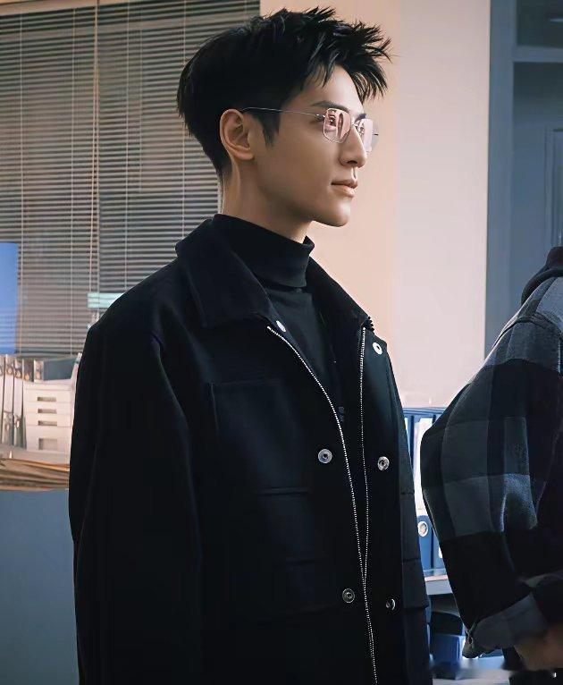 张凌赫、林允这两天一直在拍吻戏，有一条吻了一分钟多钟，吻完林允和张凌赫都叹气了。