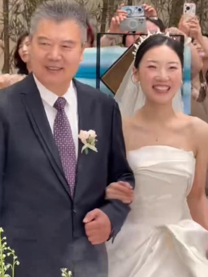 李爷爷的女儿结婚了，优秀的漂亮的，个子和李爷爷差不多高，真的是超级棒棒的小孩，也