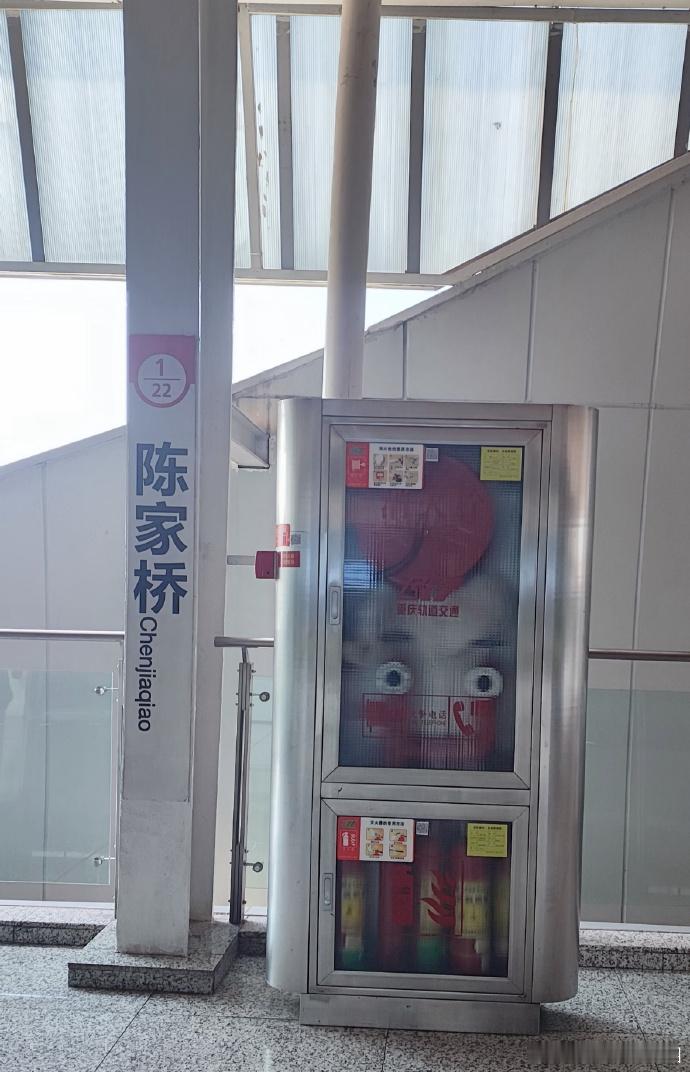 刚下地铁就被这一幕惊到，重庆这是要闹哪样😨这画面太有冲击力，真的超恐怖，心脏