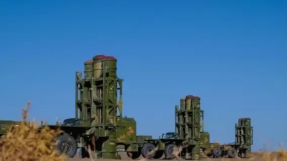 假如中国输了，美国就赢了吗？大错特错！如果不夸张地说，只要中国倒下，第二天全世界就会集体退回“石器时