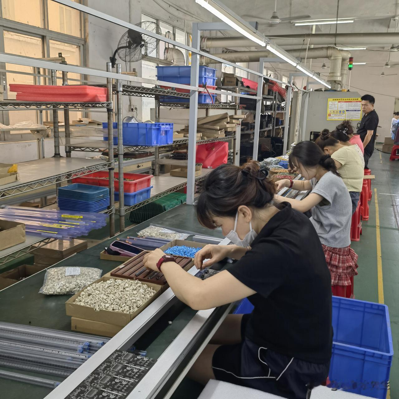 发现一个特别精准的魔幻定律：每一轮大厂裁员潮过后，城市商圈必然迎来一波轰轰烈烈的