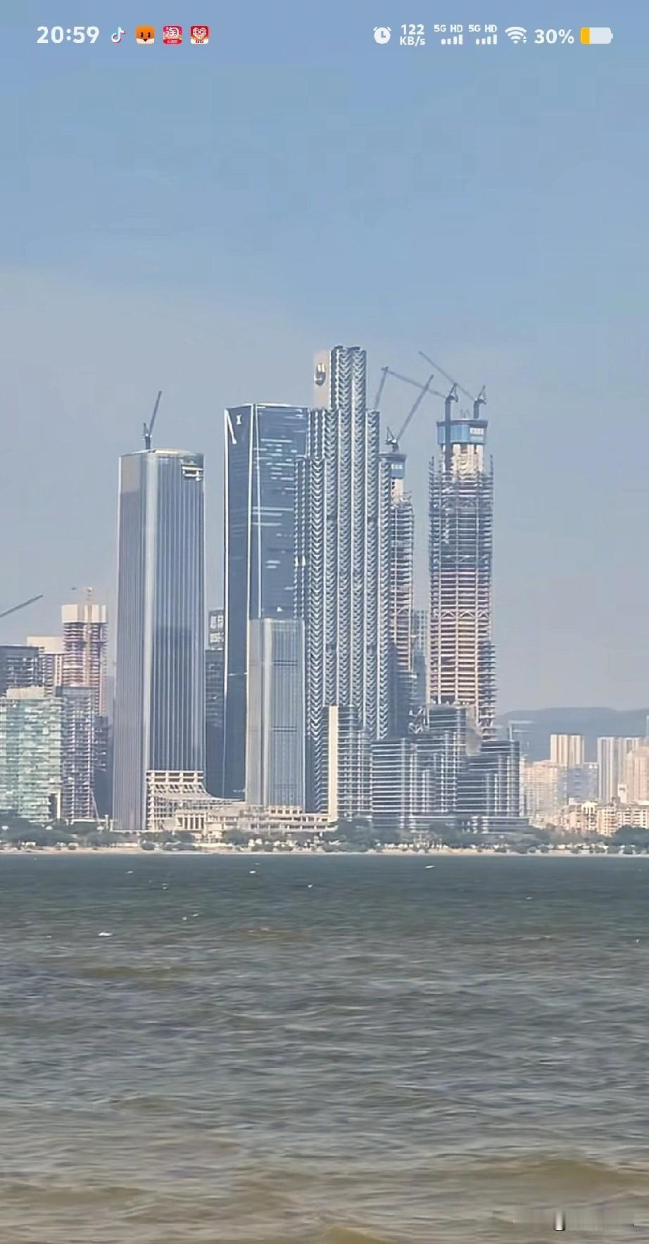 感觉深圳现在这么猛，大有超过上海之气势，很多CBD都在建。深圳一开始开发罗湖区