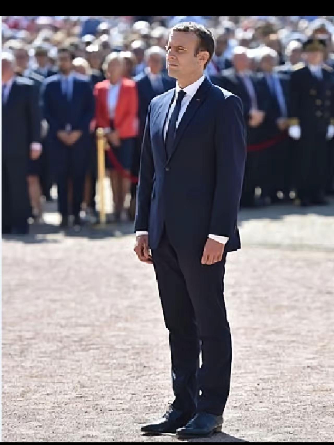 扎哈罗娃神回怼：马克龙先派兵保护卢浮宫吧，自家宝贝都顾不上了！