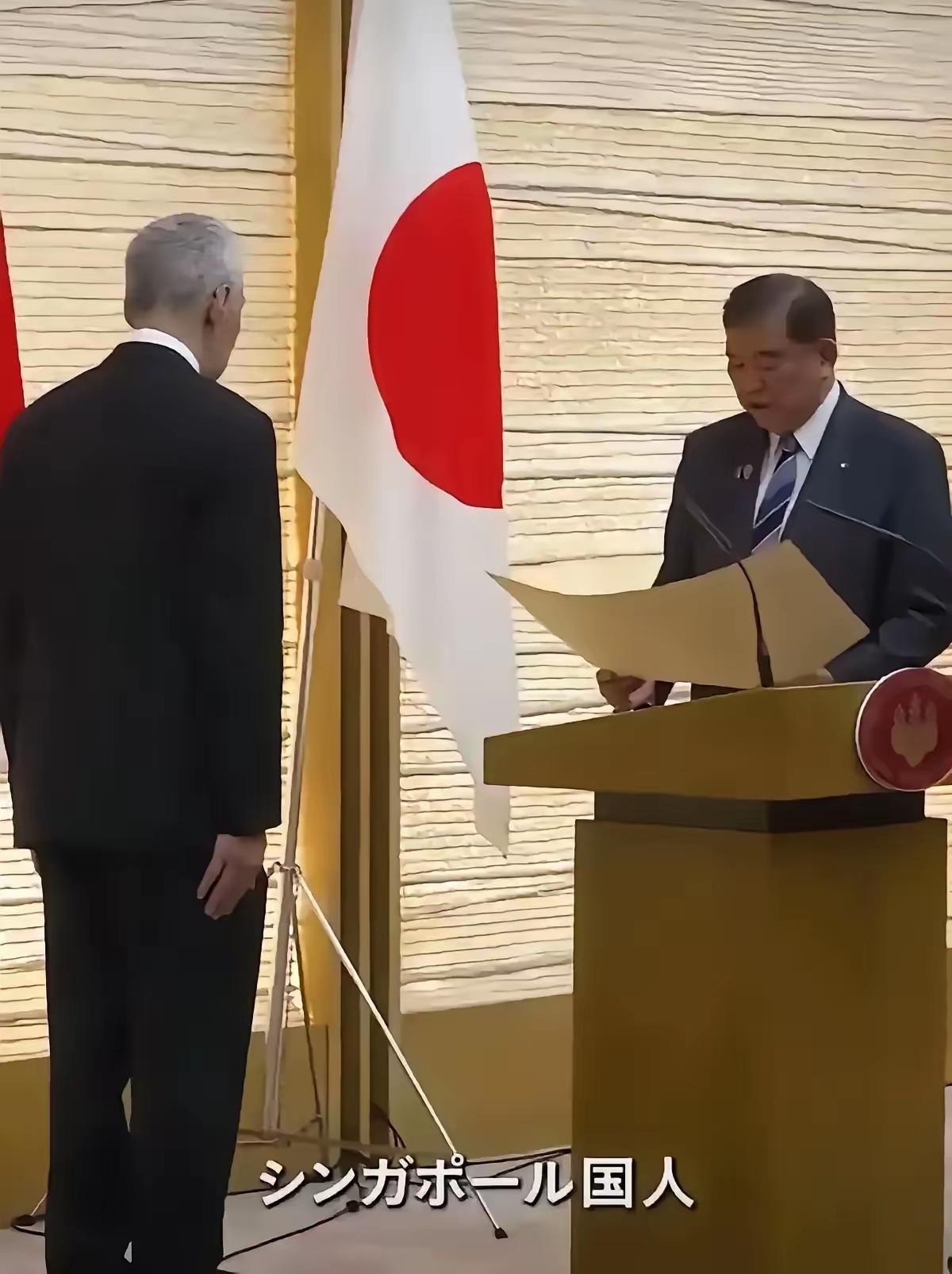 新加坡眼见美帝靠山摇摇欲坠，又开始扭捏做态了？3月16日，新加坡联合早报发文