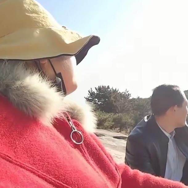 我在网游相关的圈子里见过几个行事出格的人，头一个是山东的网红家庭妇女老厉，这个女