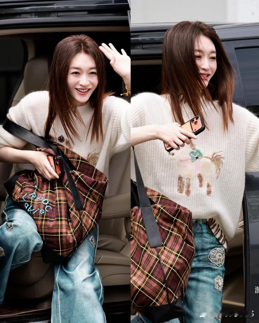 李小冉也太冻龄了吧！这身造型直接穿出满满少女感，状态好到让人羡慕～