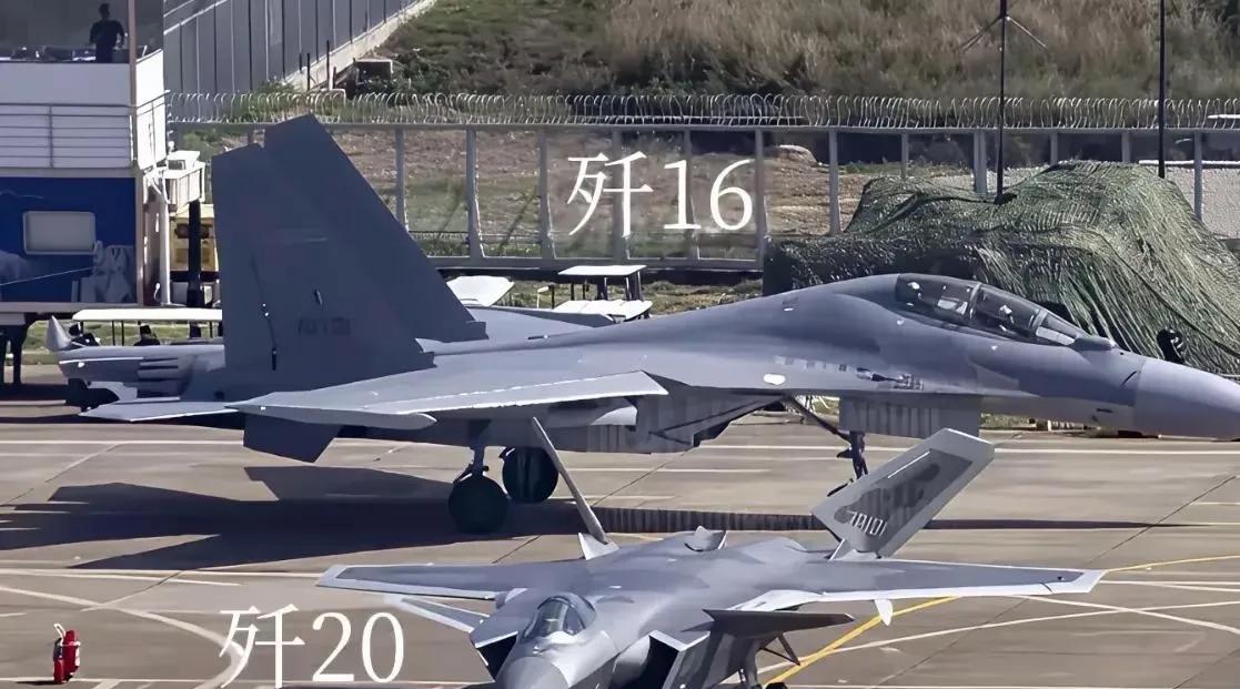 中国的“四代半”重型多用途歼16到底有多大呢！不比不知道，一比吓一跳，歼16和