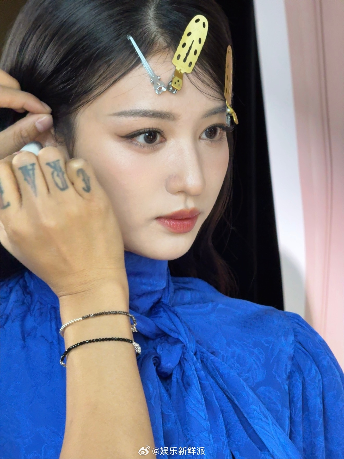 完全被迷晕了！！复古摩登大美人，这宝蓝色真的太绝了～从脸蛋到身材都无可挑剔，任