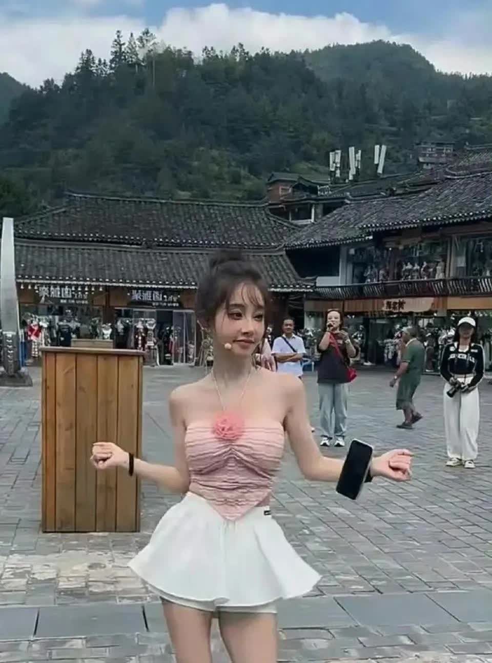 以前的网红一姐冯提莫怎么变成这样了？[捂脸哭]
