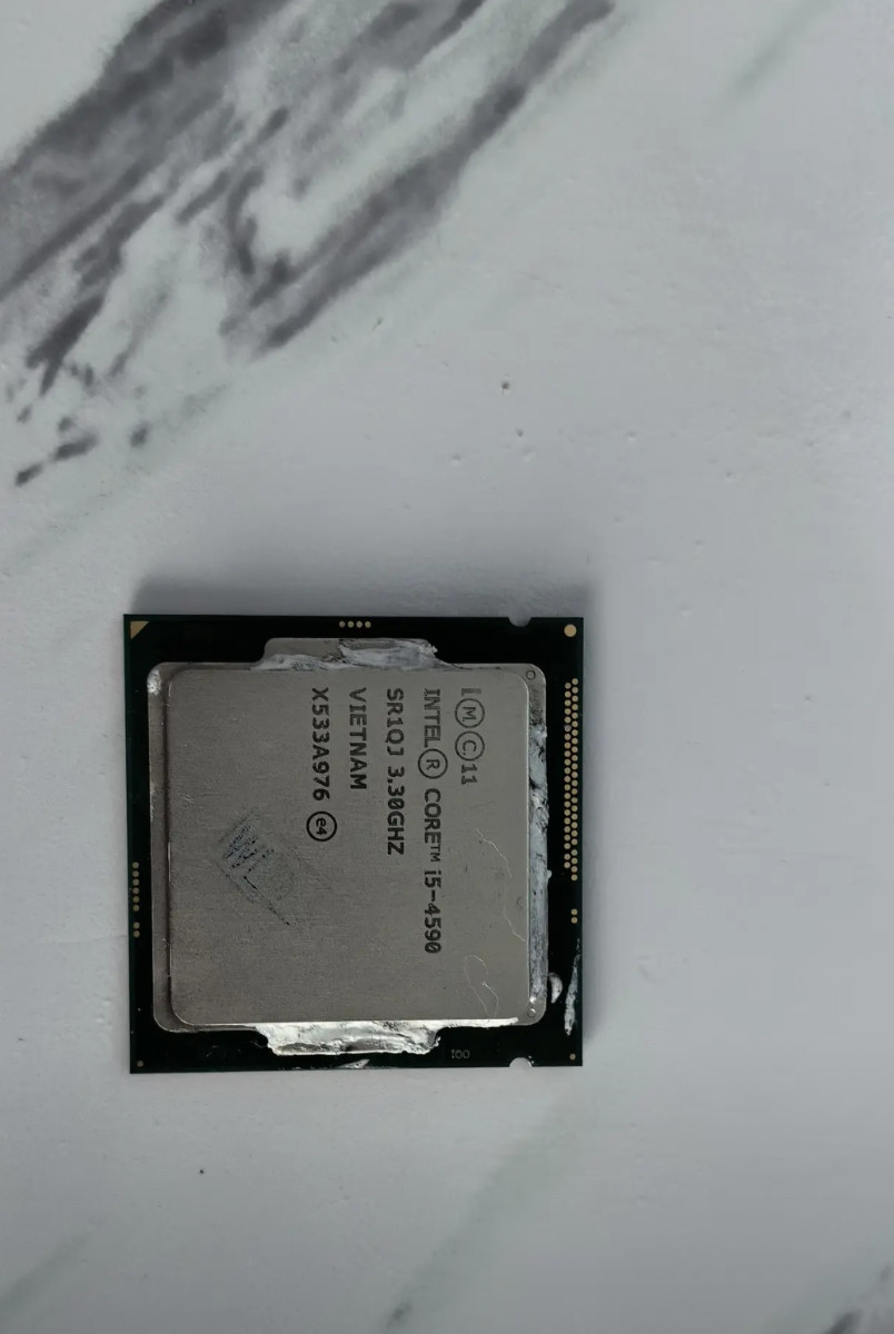 这是一个英特尔i54590CPU刚刚在一个报废主机里面拆出来的，也不知道