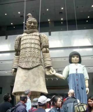 1983年，日本一男子闯进博物馆，狠狠砸碎中国展览的兵马俑，日本政府吓得赔偿千万