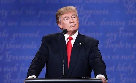 特朗普站在演讲台上，眉头紧锁，语气里满是懊恼。他一次又一次地抱怨：美国今天的麻烦