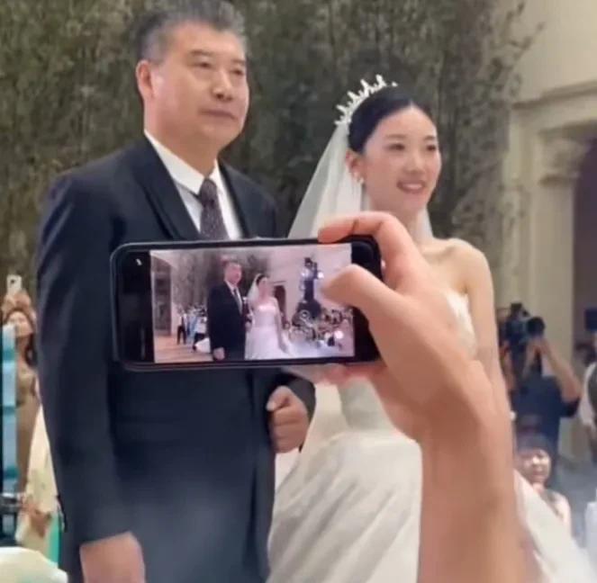 今天是大满贯之父李隼女儿的大喜之日！李指的女儿长相端庄秀丽，夫君也是一表人才。